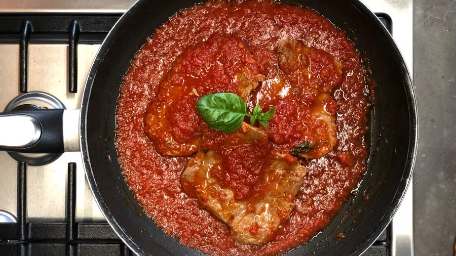 fettine di carne con pomodoro