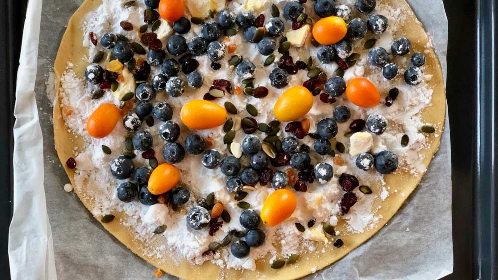 pizza dolce con frutta