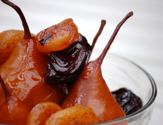 "Immagine di pere Kaiser al forno intere, condite con cannella, chiodi di garofano, zucchero e burro, servite in una teglia rustica."