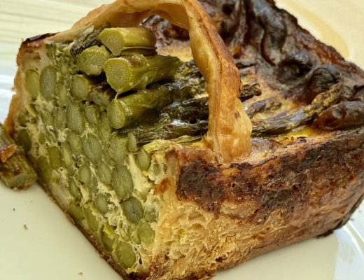 Vista dall’alto della torta salata con piselli e asparagi nello stampo da plumcake