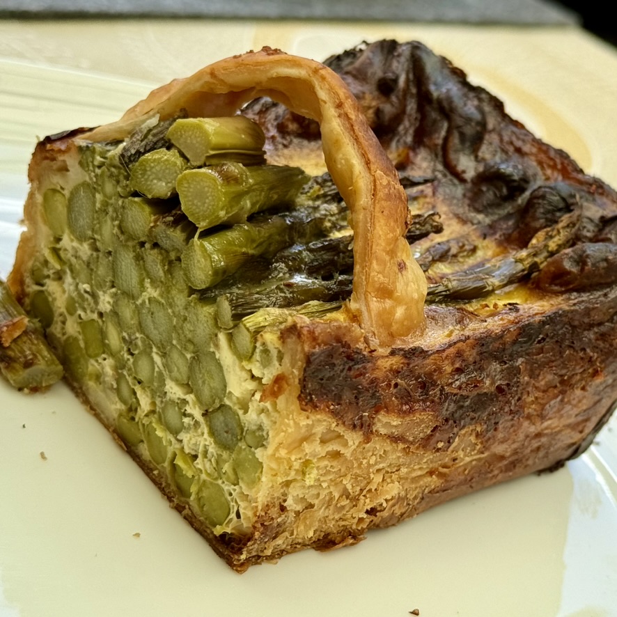 Vista dall’alto della torta salata con piselli e asparagi nello stampo da plumcake